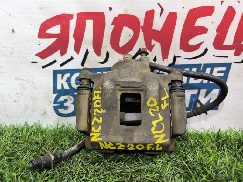 Суппорт TOYOTA RAUM NCZ20 1NZ-FE 2006 передний левый (б/у) Суппорт TOYOTA RAUM NCZ20 1NZ-FE 2006 передний левый (б/у)