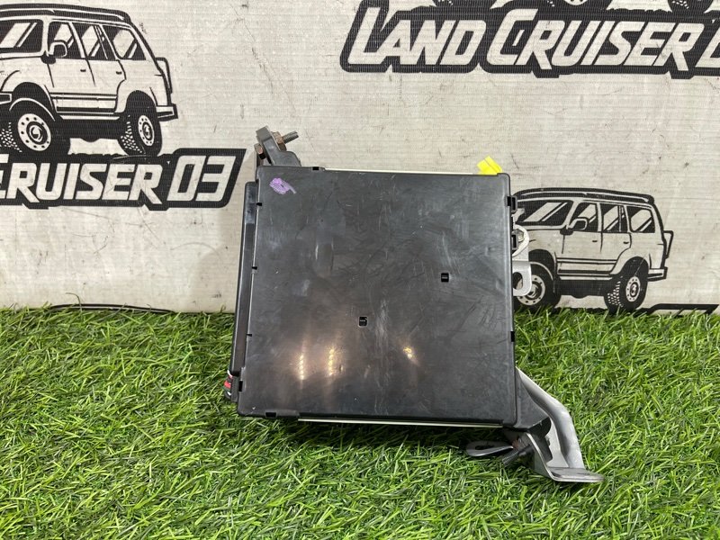 Блок предохранителей салона TOYOTA LAND CRUISER UZJ200 2UZ-FE (б/у)