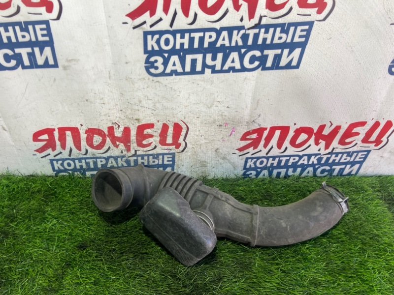 Патрубок воздушного фильтра TOYOTA HIACE REGIUS KCH46 1KZ-TE (б/у)