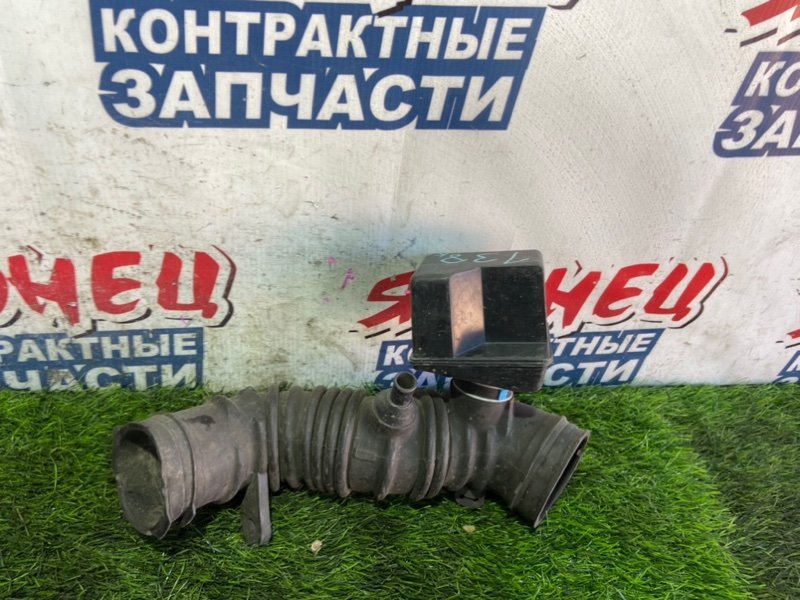 Патрубок воздушного фильтра TOYOTA HARRIER ACU10 2AZ-FE (б/у)