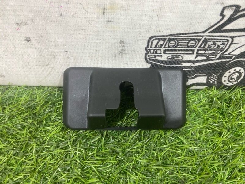 Накладка замка багажника TOYOTA LAND CRUISER UZJ200 2UZ-FE (б/у)