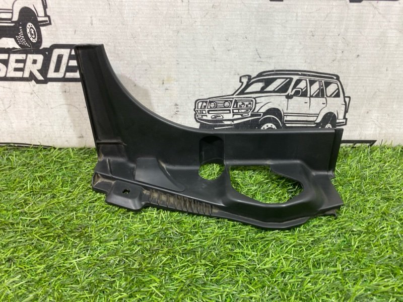Накладка замка багажника TOYOTA LAND CRUISER UZJ200 2UZ-FE правая (б/у)