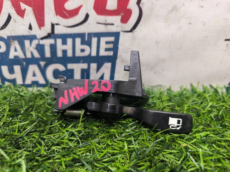Ручка открывания бензобака TOYOTA PRIUS NHW20 1NZ-FXE (б/у)