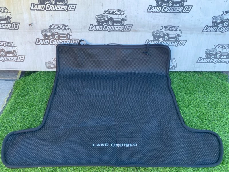 Коврик багажника TOYOTA LAND CRUISER UZJ200 2UZ-FE (б/у) Коврик багажника TOYOTA LAND CRUISER UZJ200 2UZ-FE (б/у)