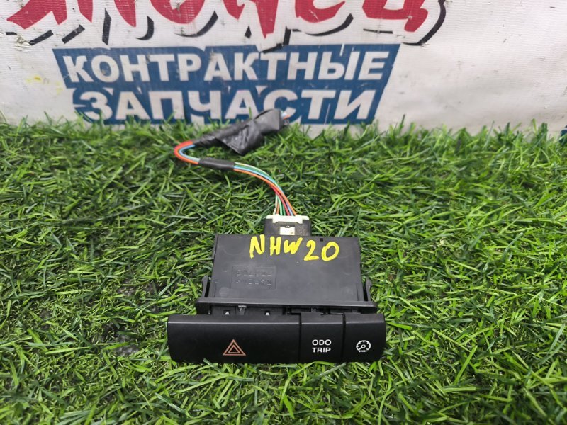 Кнопка аварийной сигнализации TOYOTA PRIUS NHW20 1NZ-FXE (б/у)