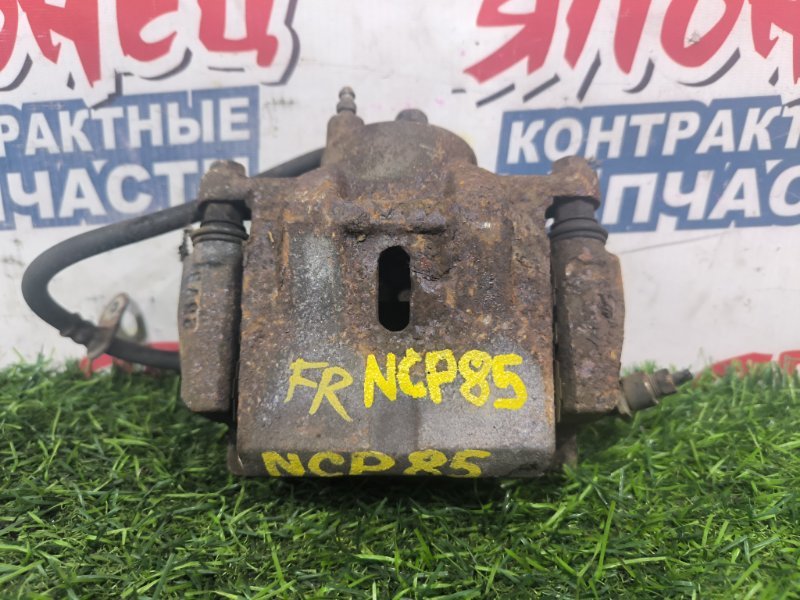 Суппорт TOYOTA SIENTA NCP85 1NZ-FE передний правый (б/у)