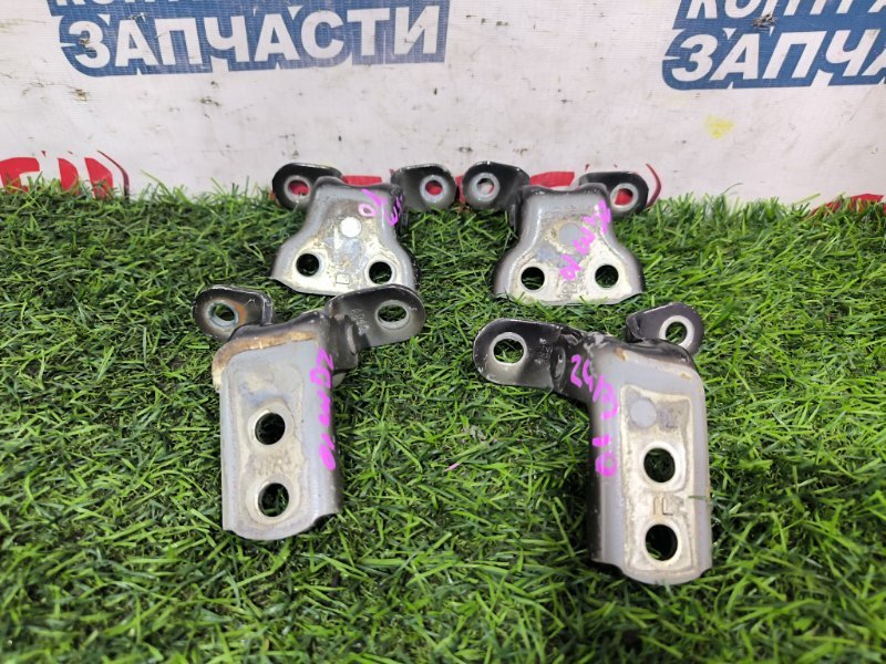Петля двери TOYOTA ISIS ZGM10 2ZR-FAE 2011 передняя (б/у)