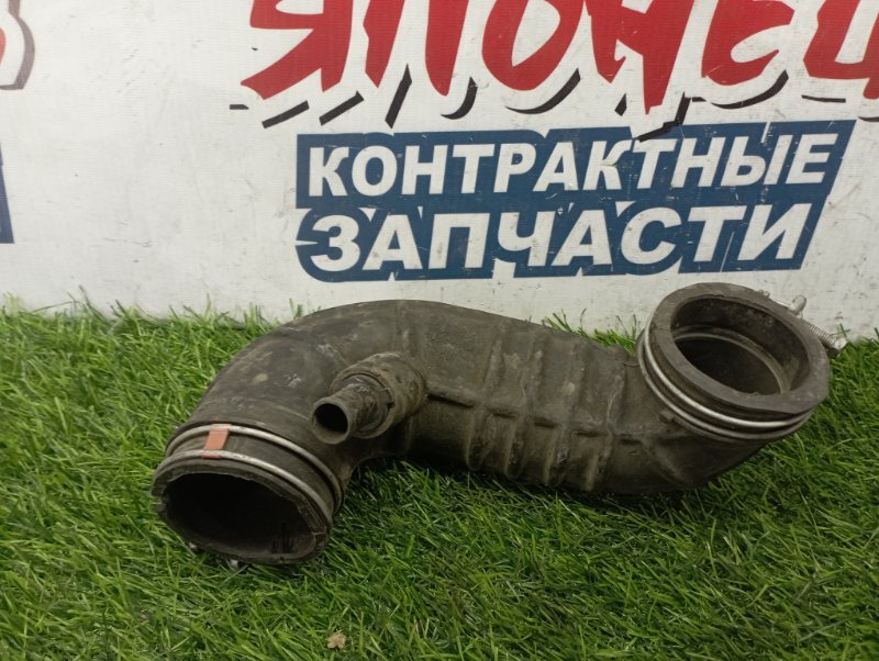 Патрубок воздушного фильтра TOYOTA IST NCP60 2NZ-FE (б/у)