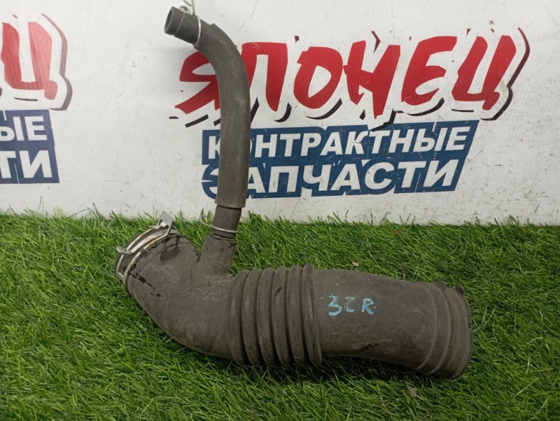 Патрубок воздушного фильтра TOYOTA VOXY ZRR70 3ZR-FE (б/у)
