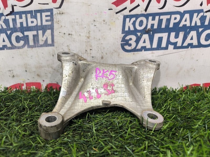 Кронштейн опоры двигателя HONDA STEPWGN RK5 R20A задний (б/у) Кронштейн опоры двигателя HONDA STEPWGN RK5 R20A задний (б/у)