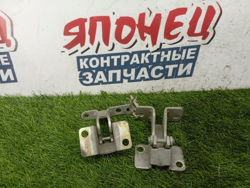Петля двери HONDA STEPWGN RF3 K20A передняя правая (б/у) Петля двери HONDA STEPWGN RF3 K20A передняя правая (б/у)