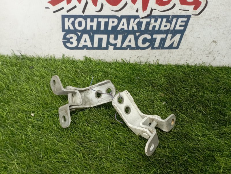 Петля двери TOYOTA HARRIER ACU15 2AZ-FE передняя правая (б/у)