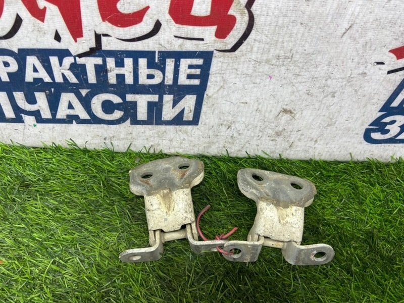 Петля двери TOYOTA VISTA SV20 задняя правая (б/у) Петля двери TOYOTA VISTA SV20 задняя правая (б/у)