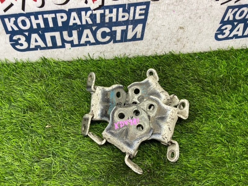 Петля двери TOYOTA TOYOACE KDY281 1KD-FTV передняя (б/у) Петля двери TOYOTA TOYOACE KDY281 1KD-FTV передняя (б/у)