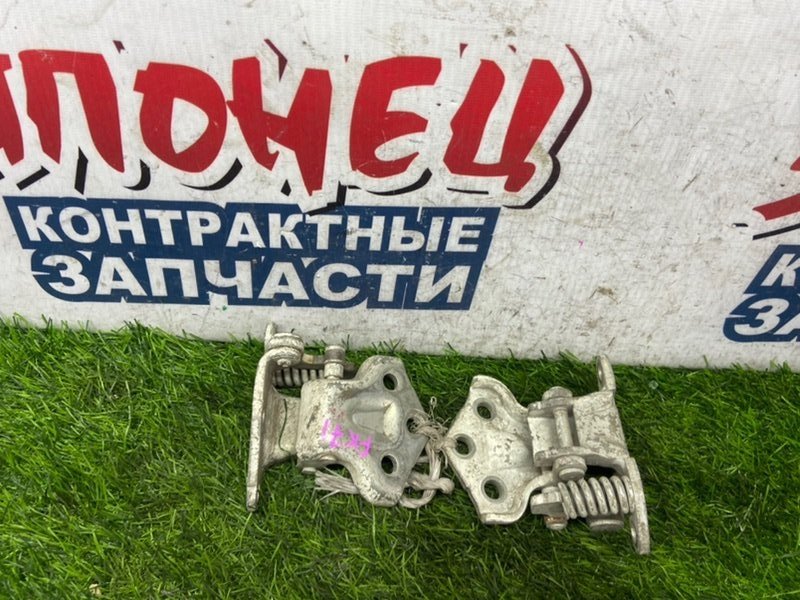 Петля двери MITSUBISHI FUSO FIGHTER FK61F 6M60T передняя левая (б/у) Петля двери MITSUBISHI FUSO FIGHTER FK61F 6M60T передняя левая (б/у)