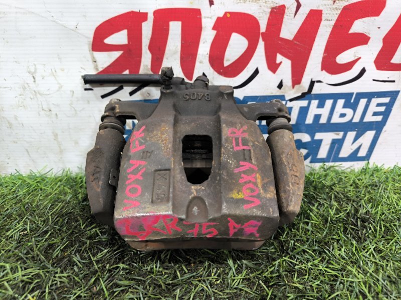 Суппорт TOYOTA NOAH AZR65 1AZ-FSE передний правый (б/у) Суппорт TOYOTA NOAH AZR65 1AZ-FSE передний правый (б/у)