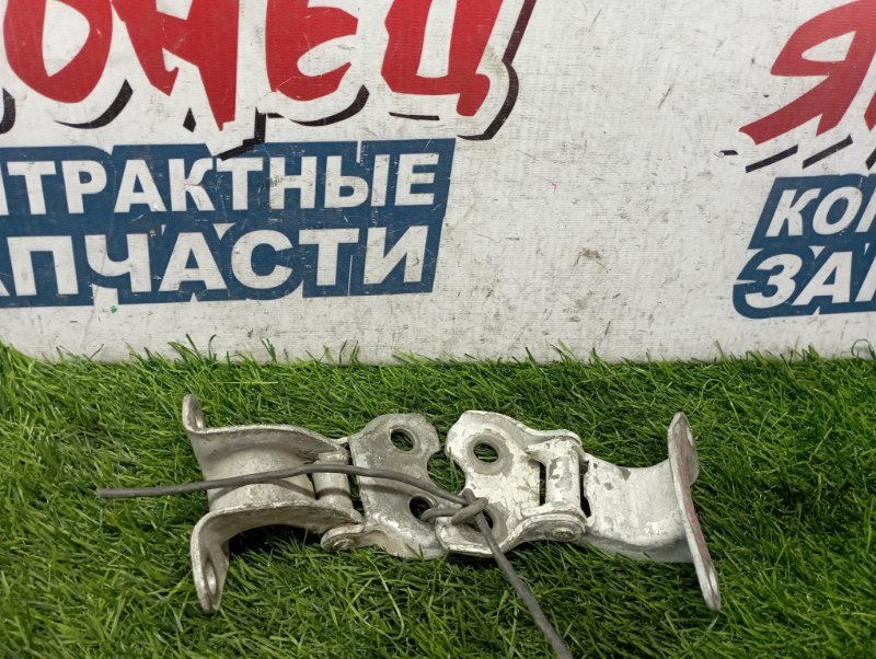 Петля двери DAIHATSU DELTA CB22G передняя правая (б/у)