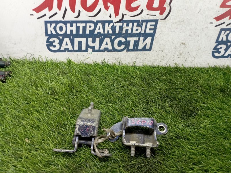 Петля двери TOYOTA VITZ SCP10 1SZ-FE задняя левая (б/у) Петля двери TOYOTA VITZ SCP10 1SZ-FE задняя левая (б/у)