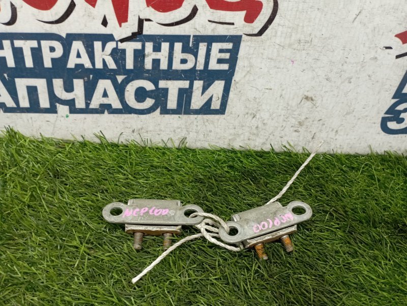 Петля двери багажника TOYOTA RACTIS NCP100 1NZ-FE (б/у) Петля двери багажника TOYOTA RACTIS NCP100 1NZ-FE (б/у)