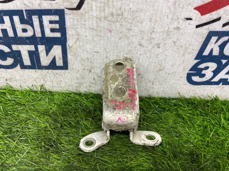 Петля двери TOYOTA RACTIS NCP100 1NZ-FE задняя правая (б/у) Петля двери TOYOTA RACTIS NCP100 1NZ-FE задняя правая (б/у)