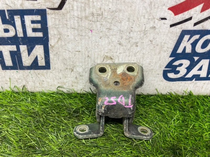 Петля двери SUZUKI ESCUDO TD52W J20A задняя левая (б/у) Петля двери SUZUKI ESCUDO TD52W J20A задняя левая (б/у)