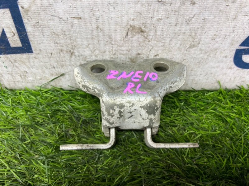 Петля двери TOYOTA WISH ZNE10 1ZZ-FE задняя левая (б/у) Петля двери TOYOTA WISH ZNE10 1ZZ-FE задняя левая (б/у)