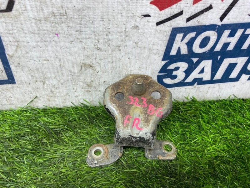 Петля двери MAZDA 323 BG передняя правая (б/у)