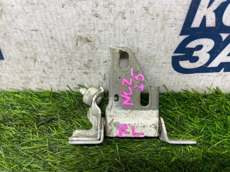 Кронштейн ролика раздвижной двери TOYOTA RAUM NCZ25 1NZ-FE задний левый (б/у)