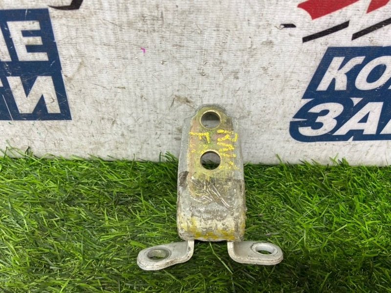 Петля двери HONDA STREAM RN1 D17A передняя правая (б/у) Петля двери HONDA STREAM RN1 D17A передняя правая (б/у)