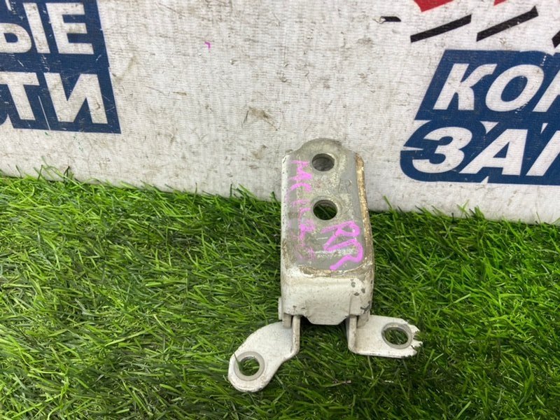 Петля двери TOYOTA HARRIER MCU30 1MZ-FE задняя правая (б/у) Петля двери TOYOTA HARRIER MCU30 1MZ-FE задняя правая (б/у)