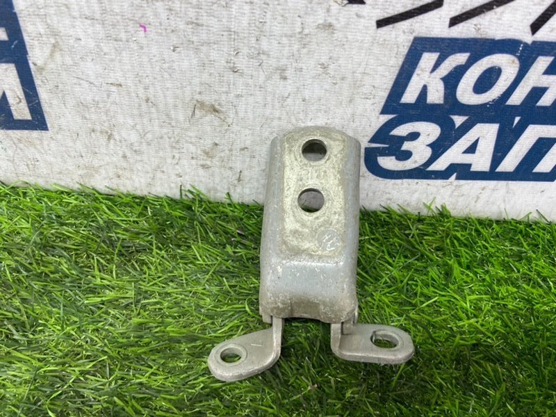 Петля двери TOYOTA IST NCP60 2NZ-FE передняя левая (б/у) Петля двери TOYOTA IST NCP60 2NZ-FE передняя левая (б/у)