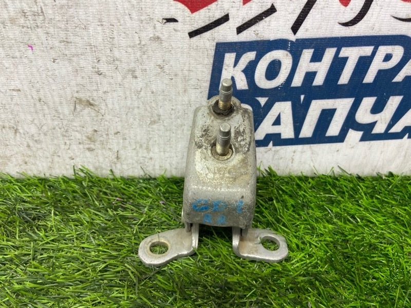 Петля двери HONDA FIT GD1 L13A задняя правая (б/у) Петля двери HONDA FIT GD1 L13A задняя правая (б/у)