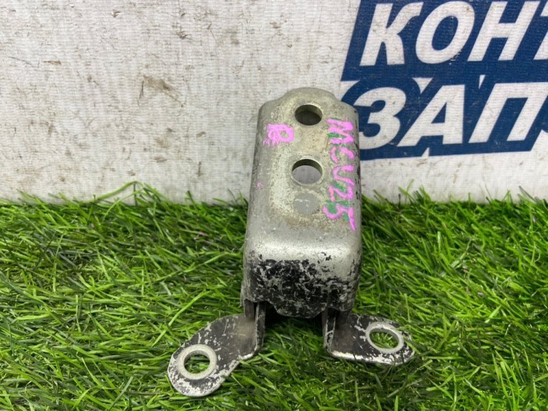 Петля двери TOYOTA KLUGER V MCU25 1MZ-FE задняя правая (б/у) Петля двери TOYOTA KLUGER V MCU25 1MZ-FE задняя правая (б/у)