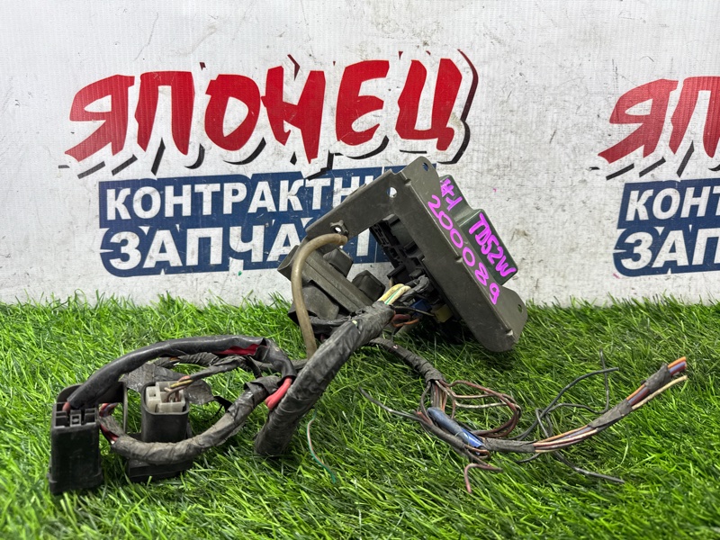 Блок предохранителей под капот SUZUKI ESCUDO TD52W J20A (б/у) Блок предохранителей под капот SUZUKI ESCUDO TD52W J20A (б/у)