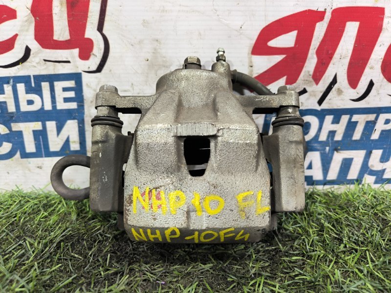 Суппорт TOYOTA AQUA NHP10 1NZ-FXE передний левый (б/у) Суппорт TOYOTA AQUA NHP10 1NZ-FXE передний левый (б/у)