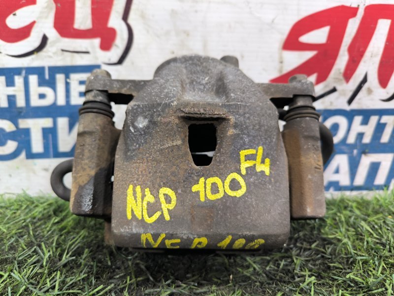 Суппорт TOYOTA RACTIS NCP100 1NZ-FE передний левый (б/у) Суппорт TOYOTA RACTIS NCP100 1NZ-FE передний левый (б/у)