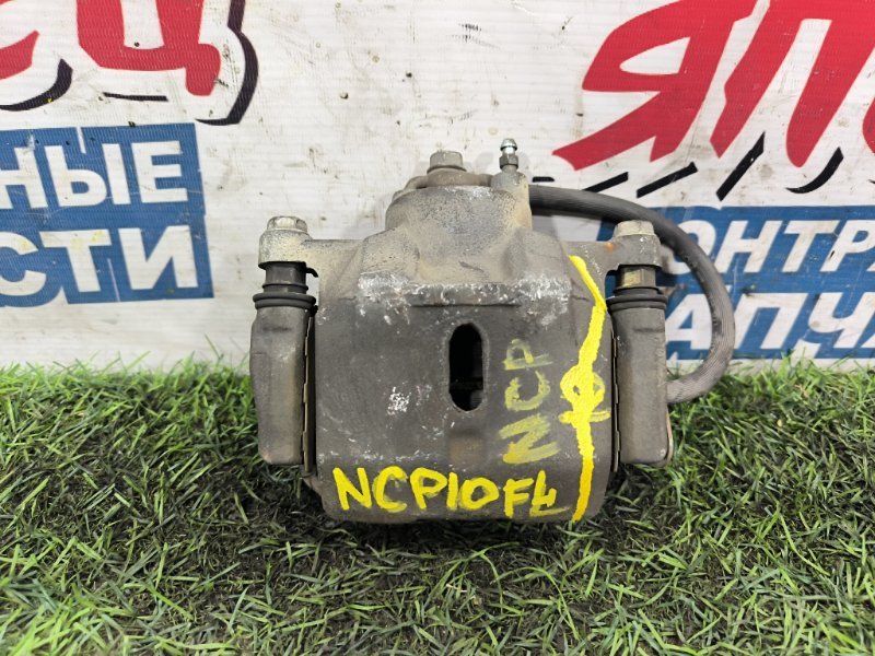 Суппорт TOYOTA VITZ NCP13 1NZ-FE передний левый (б/у) Суппорт TOYOTA VITZ NCP13 1NZ-FE передний левый (б/у)