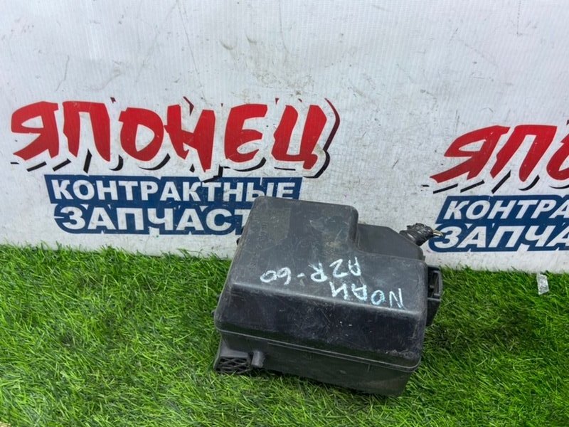 Блок предохранителей под капот TOYOTA NOAH AZR60 1AZ-FSE (б/у)