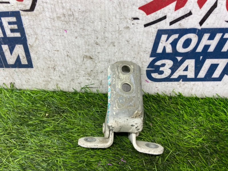 Петля двери TOYOTA PRIUS NHW20 1NZ-FXE передняя правая (б/у)