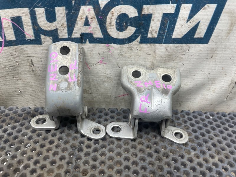 Петля двери TOYOTA WISH ZNE10 1ZZ-FE передняя правая (б/у)