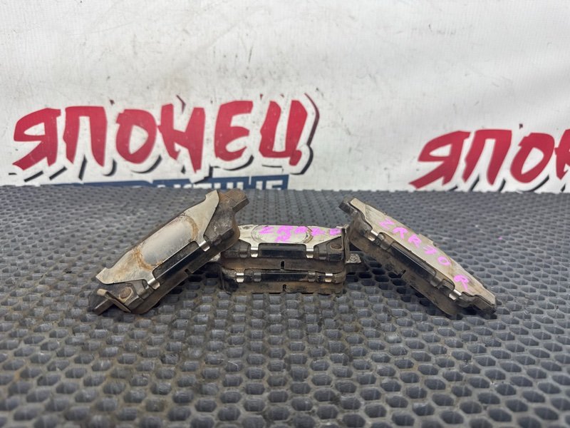 Тормозные колодки TOYOTA HOAH ZRR70 3ZR-FAE переднее (б/у)