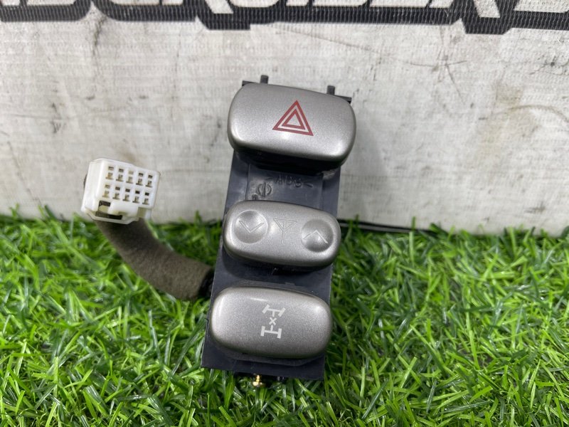 Кнопка аварийной сигнализации LEXUS LX470 UZJ100 2UZ-FE (б/у)