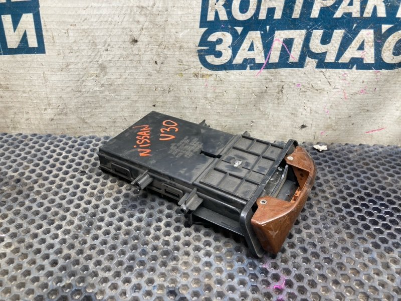 Подстаканник NISSAN BASSARA U30 KA24DE (б/у)