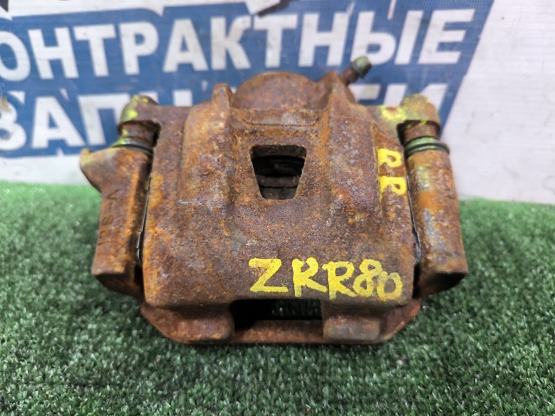 Суппорт TOYOTA VOXY ZRR80 3ZR-FAE задний правый (б/у)