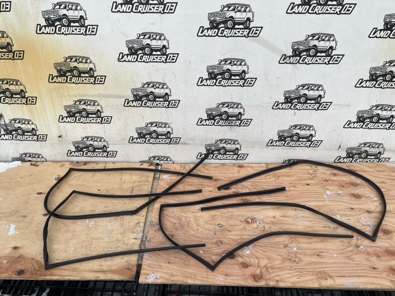 Уплотнительная резинка стекла двери LEXUS LX470 UZJ100 2UZ-FE (б/у)
