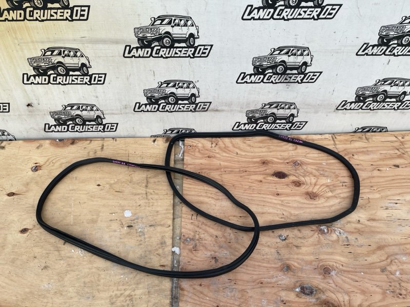 Уплотнительная резинка стекла собачника LEXUS LX470 UZJ100 2UZ-FE (б/у)