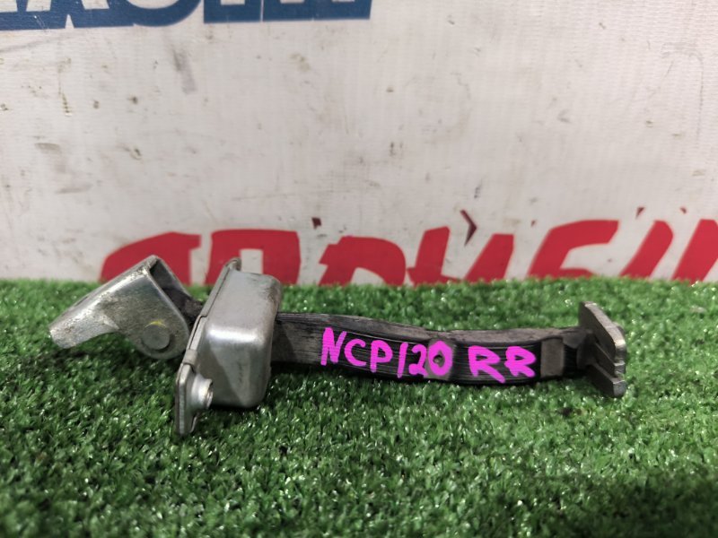 Ограничитель двери TOYOTA RACTIS NCP120 1NZ-FE задний (б/у)