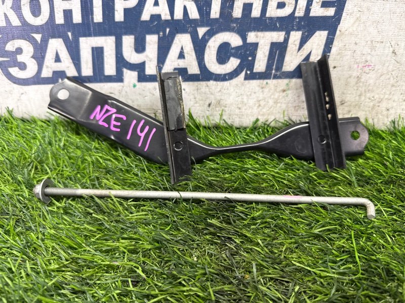 Крепление аккумулятора TOYOTA COROLLA FIELDER NZE141 1NZ-FE (б/у)