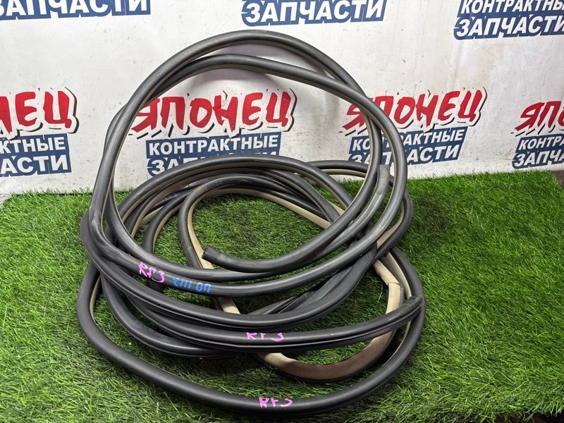 Уплотнитель двери HONDA STEPWGN RF3 K20A (б/у)