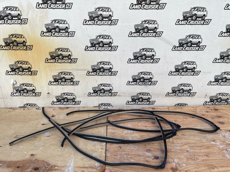 Уплотнитель двери TOYOTA LAND CRUISER UZJ100 2UZ-FE (б/у)